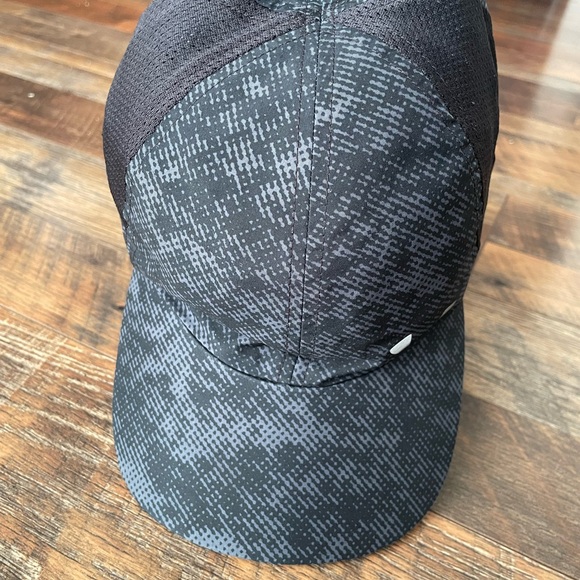 Black and grey Under Armour running cap - Picture 4 of 4